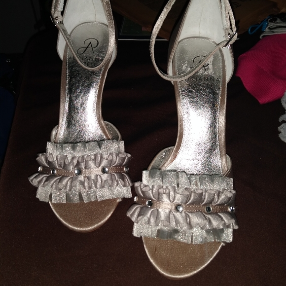 Nice heels - Picture 2 of 6